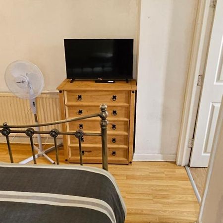 No Frills & Nothing Fancy 1 Bed Studio City Centre 카디프 외부 사진